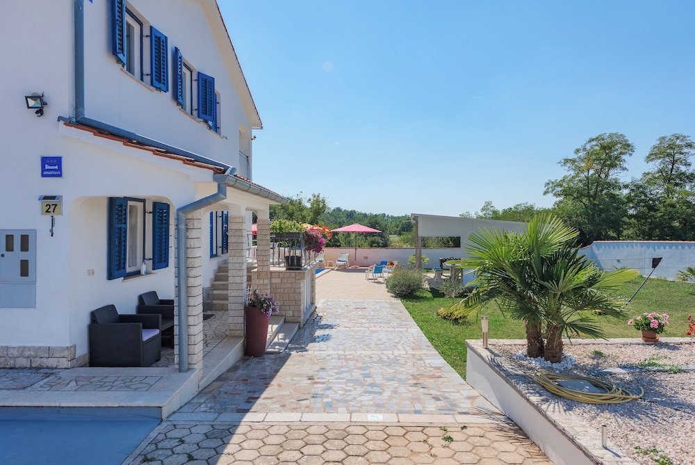 Family home with hydromassage pool & fun activities