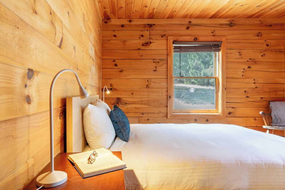 Secluded w/ Deck Views, Hot Tub, & Ping Pong Hudson in the Berks by Avantstay