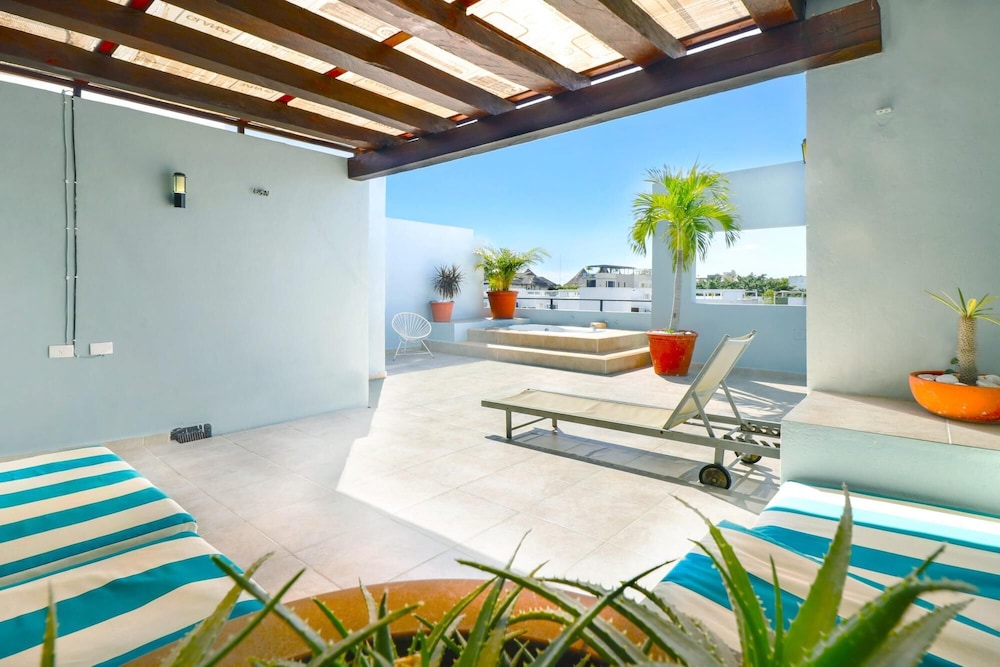 Large 2 Bedroom Penthouse Rooftop w Jacuzzi view 5