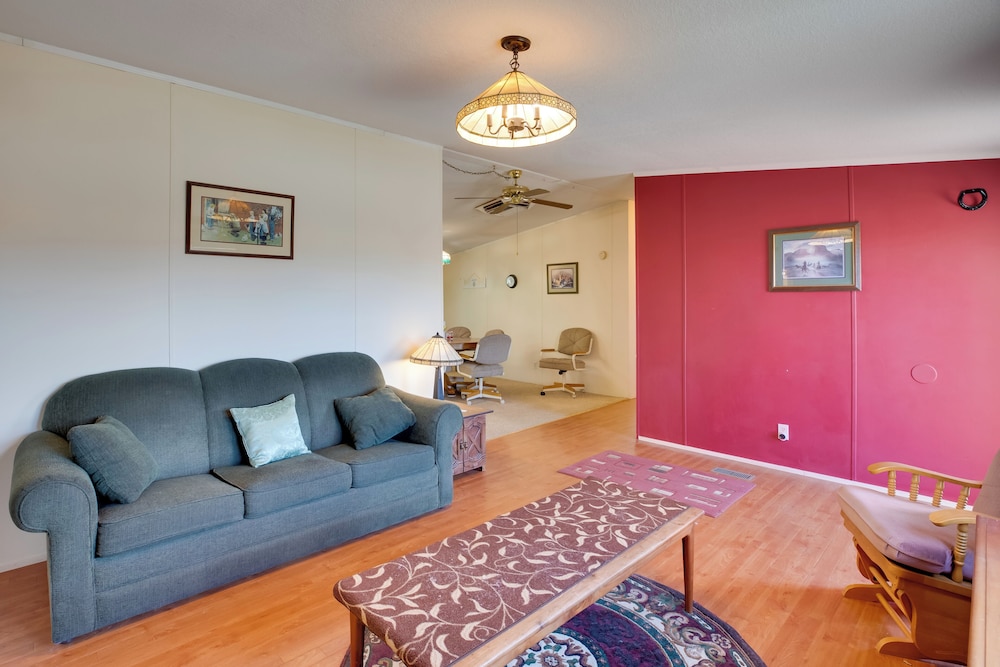 Hot Tub & Screened Patio: Getaway in Montrose!