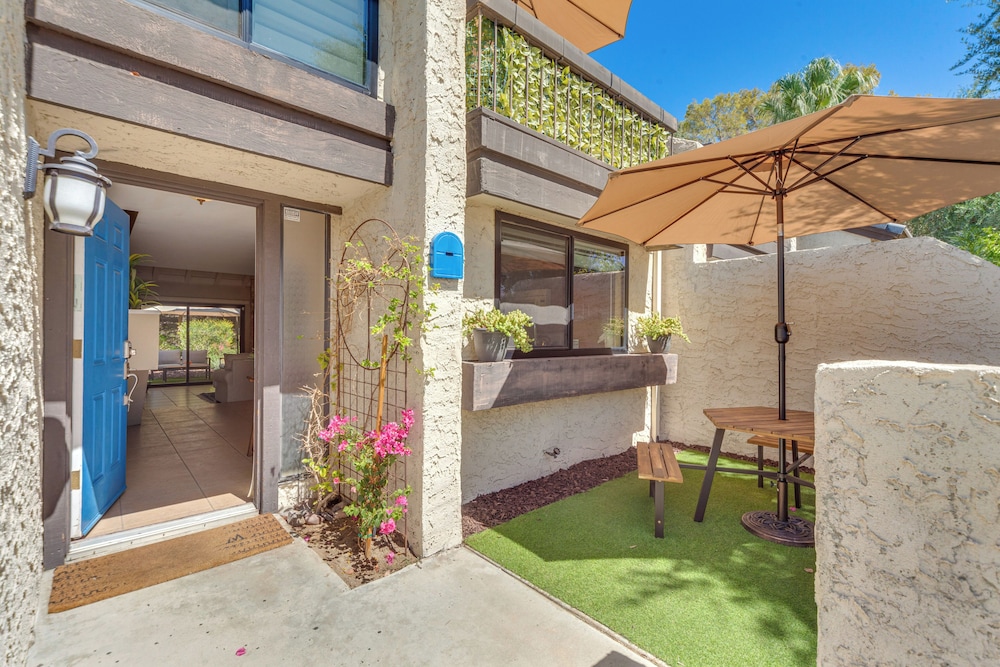 Resort-style Palm Springs Townhome w/ Pool Access
