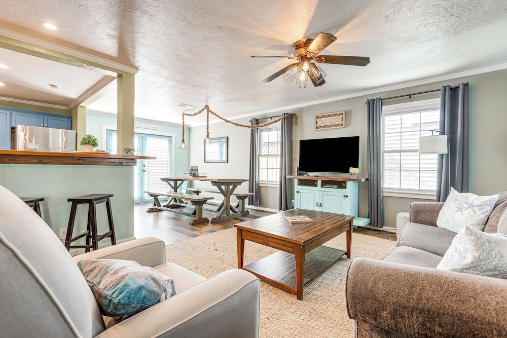 Galveston Group Getaway w/ Private Yard + Fire Pit