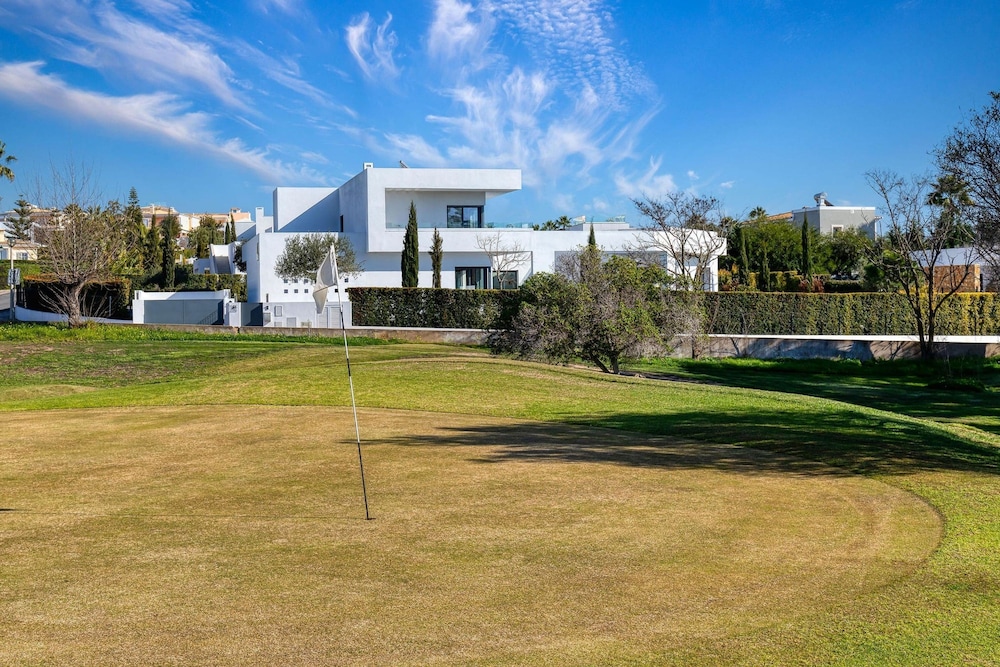 Casa Blanca Magnificent 4 Bedroom Villa With MOD