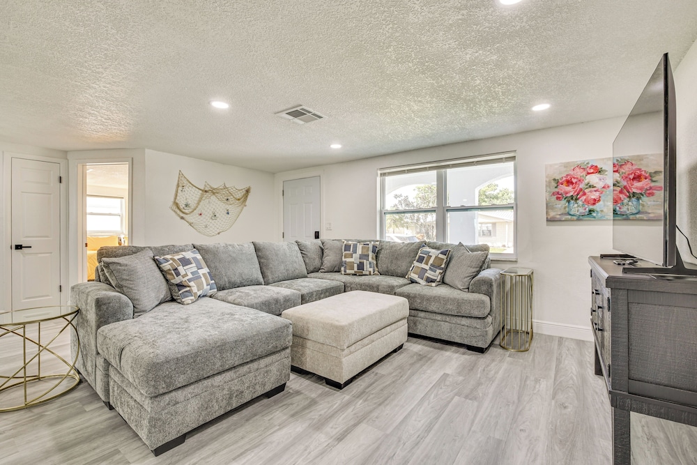 Canal-front Holiday Home Near Beach: Swim & Paddle