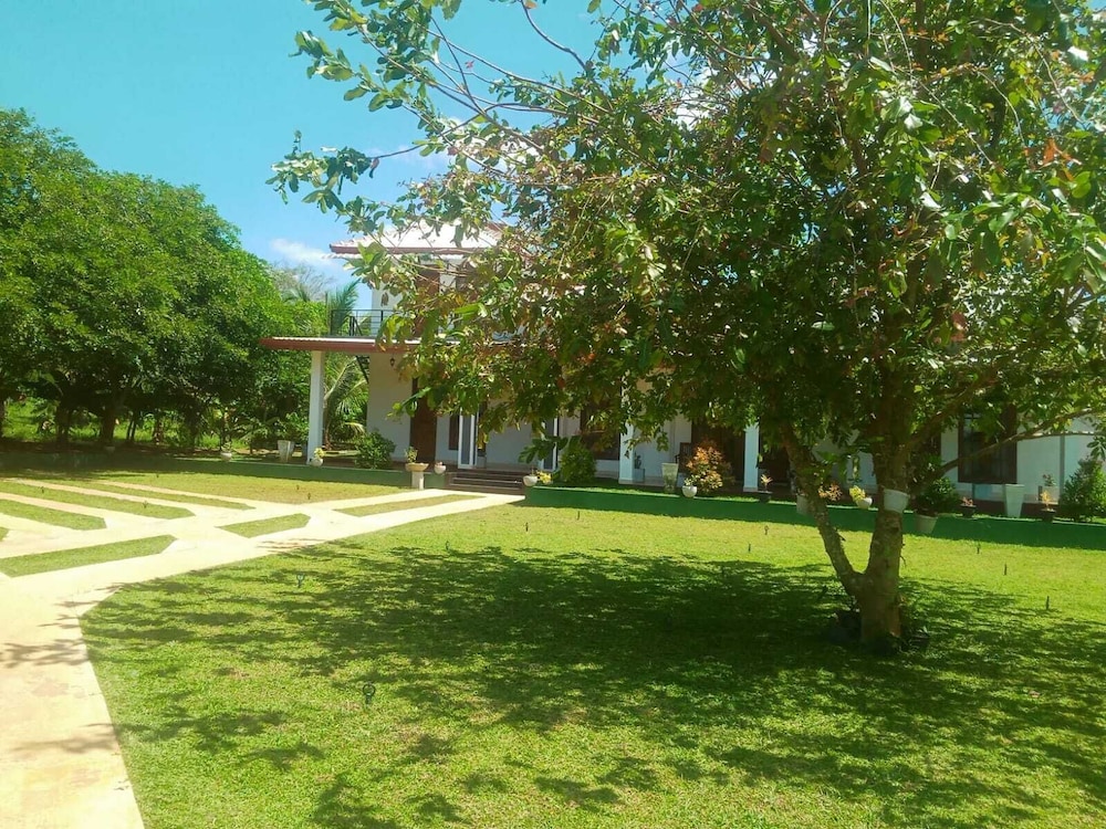 Kumbuk Sewana Villa