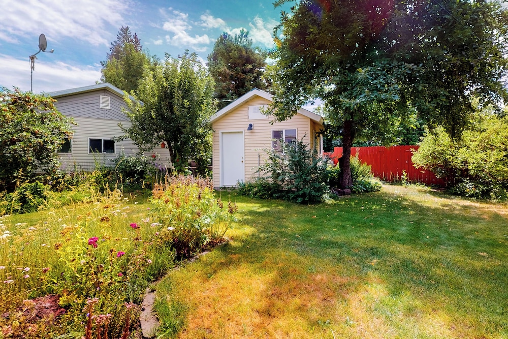 2BR Home w/ Mountain View, W & D, Private Yard