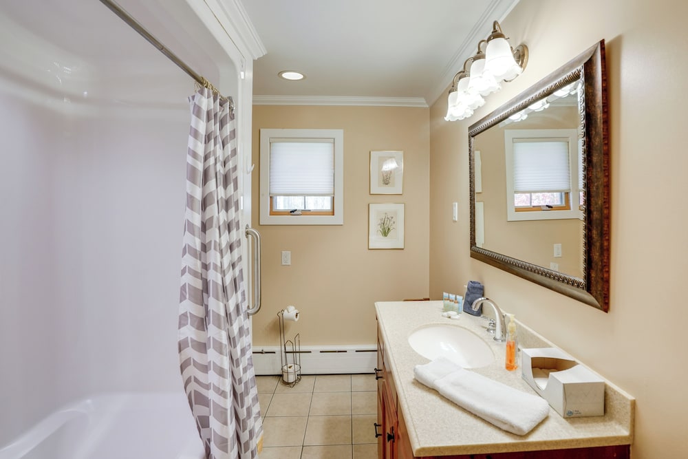 1 Mi to Dtwn: Cottage w/ Large Yard in Stockbridge