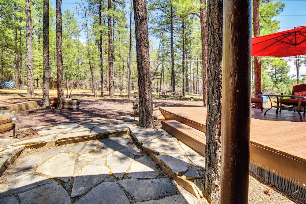 Family-friendly Hideaway Cabin in Lakeside!