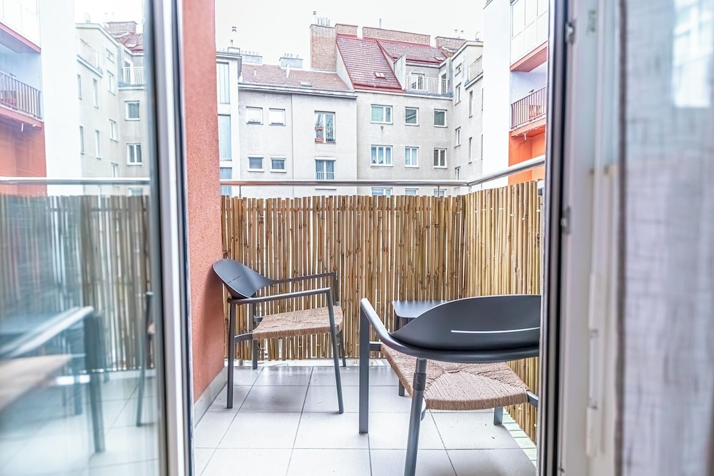 Nice 1BR 1LR Apartment City Center