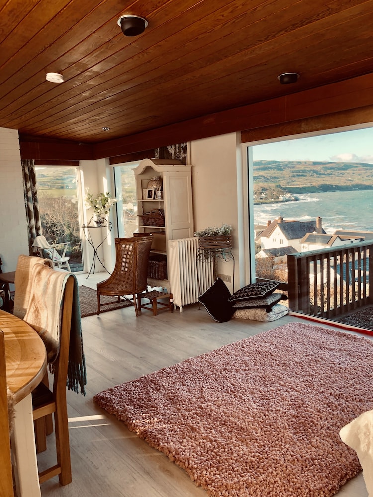 3 Bed Cottage - Sleeps 6 - Pets - Garden - Parking view 2