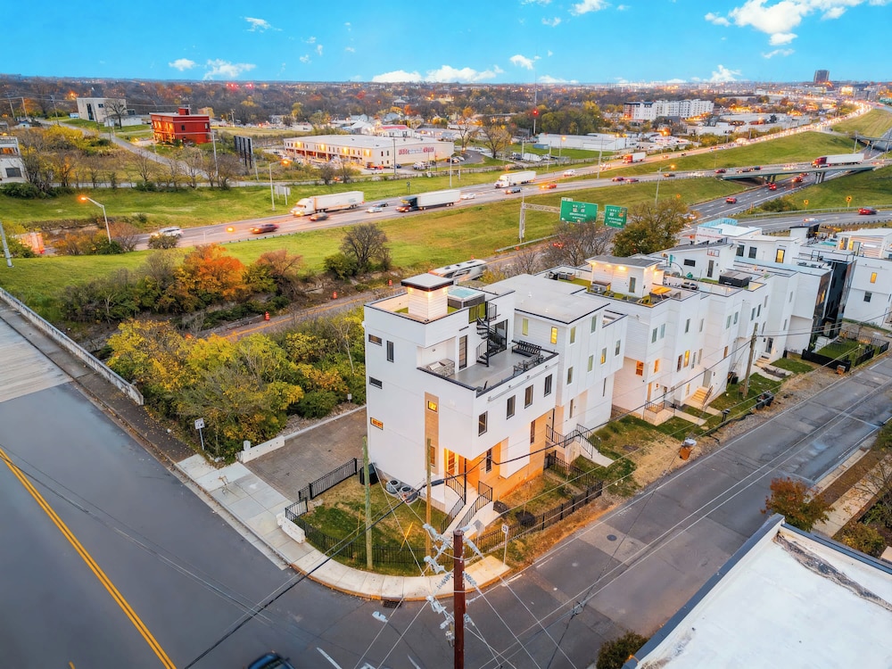 Elevator With Rooftop Hot Tub Pet-friendly Yard