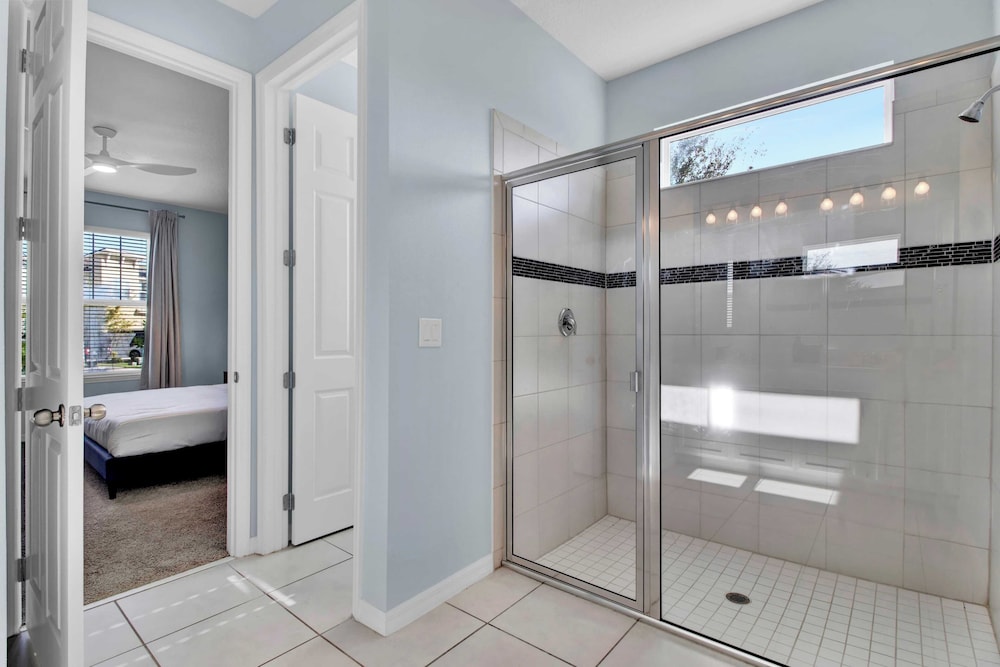 Sleeps 20! 9bdr, Star Wars-themed Game Room, Pool, Hot Tub Nassau by Avantstay
