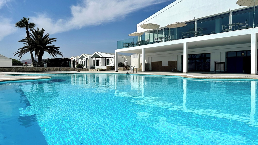 Caleta de Fuste Apartment- Sleeps4- Pool- Garden