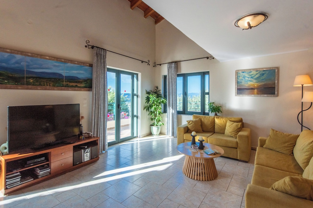 Villa Chloe With Private Pool