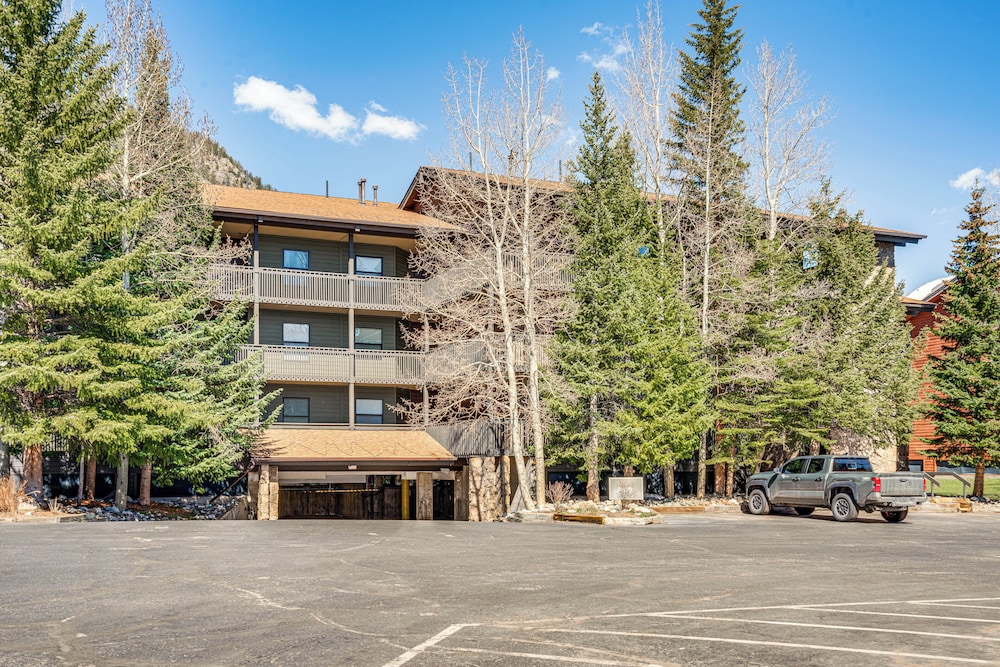 1/2 Mi to Dtwn Frisco: Mtn-view Condo w/ Pool!