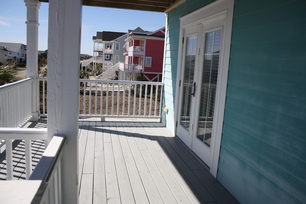 Beach Crew 4 Bedroom Home by RedAwning