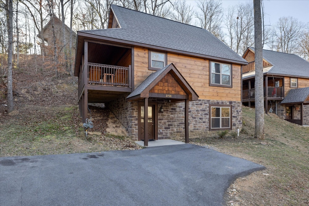 Fantastic Cabin w Gameroom Hot Tub Fireplace