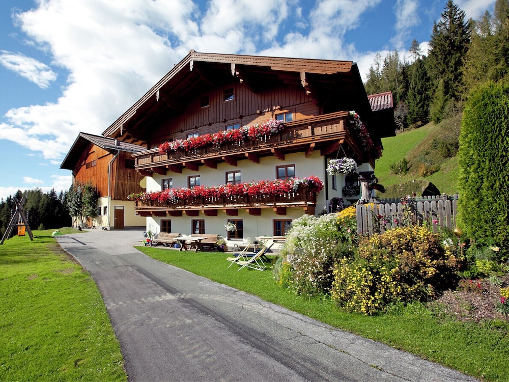 Farmhouse: Alpine Retreat With Mountain Views