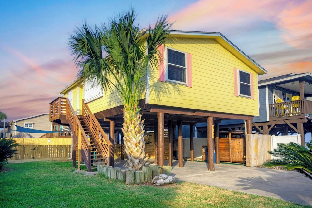 Private Pool, Yard, Deck, by the Nature Preserve! Tipsy Flipper by Avantstay