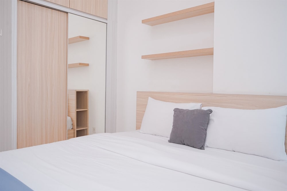 Modern Look And Homey 2Br Apartment Tree Park City Bsd