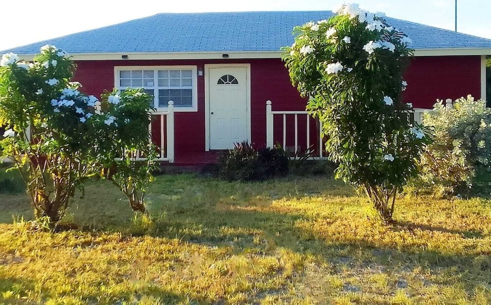 Embassy Cheerful Waterfront Cottage
