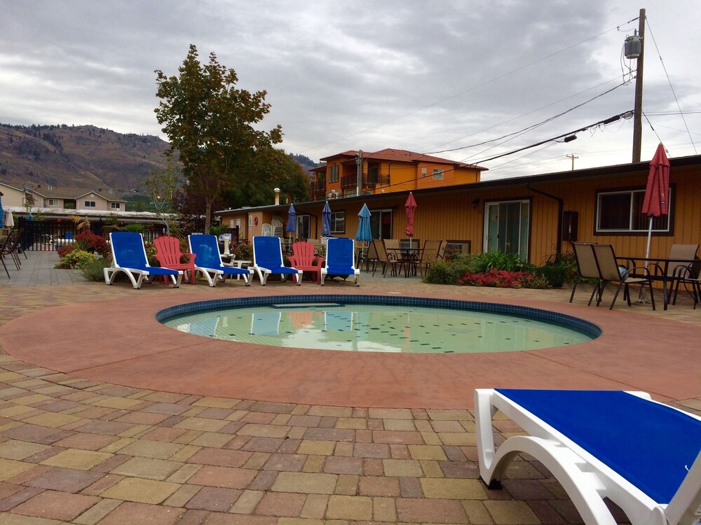Sahara Suites