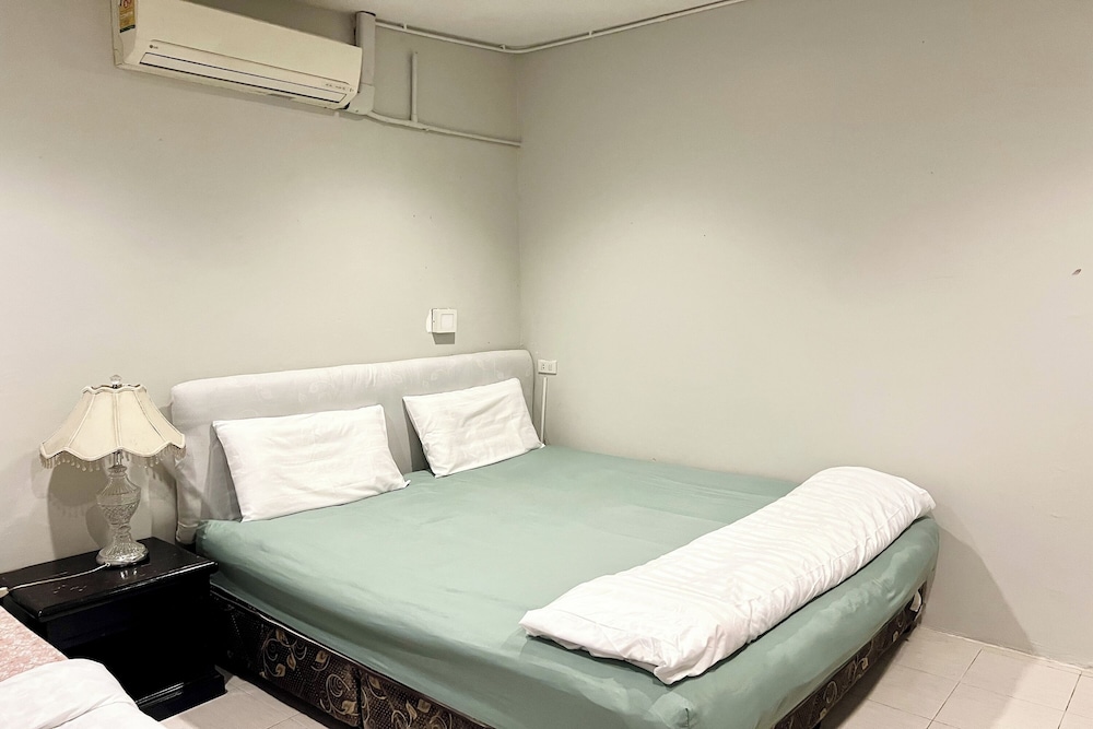 Orchid Hostel Near Bumrungrad Hospital and Nana Market