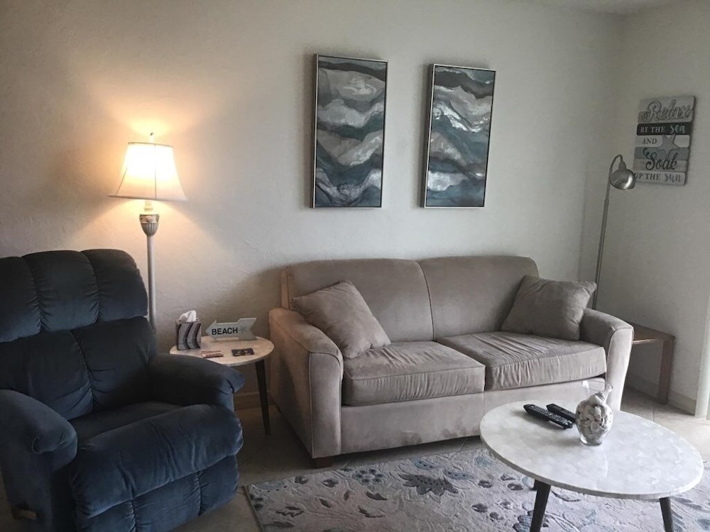 Updated Condo Across The Street From Daytona Beach, Lots Of Amenities 1 Bedroom Condo