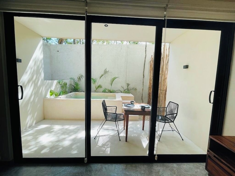 Private Jacuzzi with Pool Studio S11