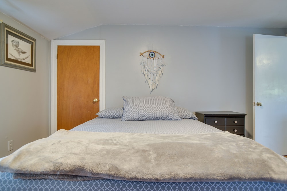1 Mi to Windmill Beach: South Yarmouth Apt!