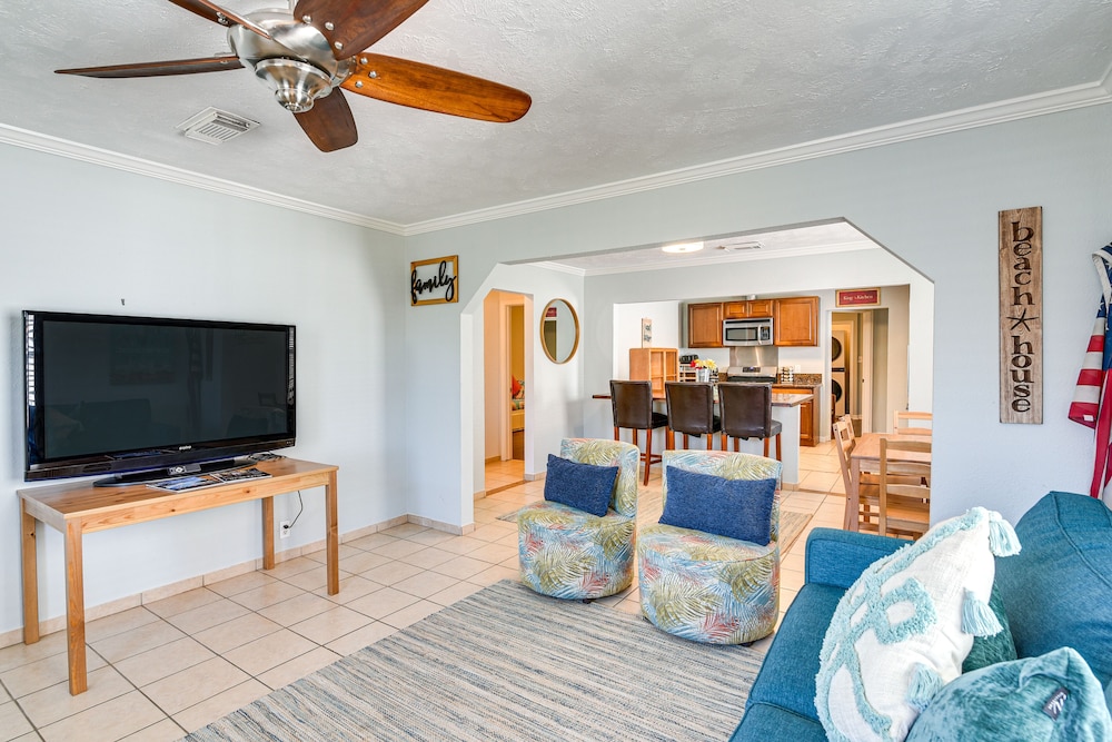 Convenient Galveston Home < 1 Mi to Beach!