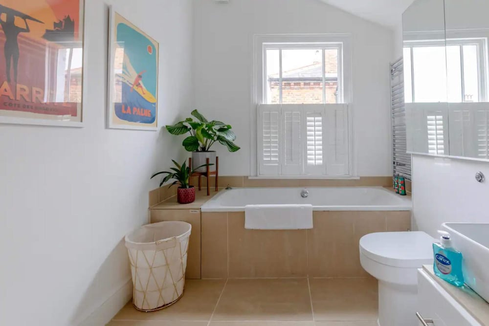 Beautifully Designed 2BD House - by Queen's Park!