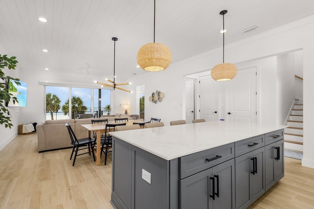 5350 Chasing Sunshine: 5bd/4.5ba Pool Home! 5 Bedroom Home