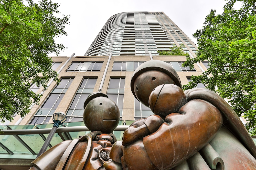 Vibrant Urban Condo 2Bed 2Bath
