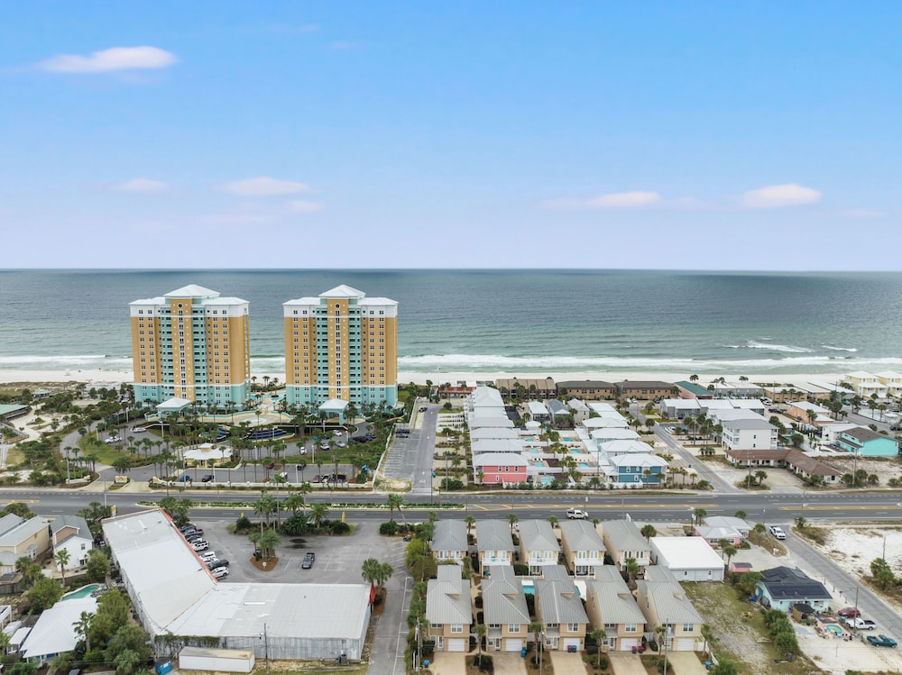 Escape to Sand Dollar Holler: Coastal Retreat, 3 Beds, 2.5 Baths, Sleeps 10!