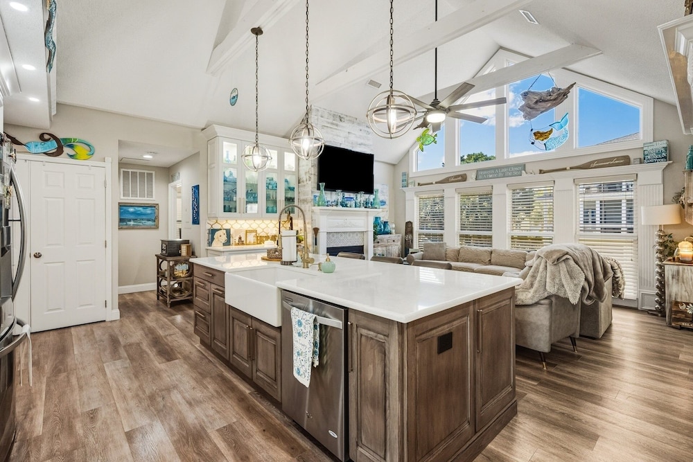 Santorelli's Seaside Serenety 4 Bedroom Home