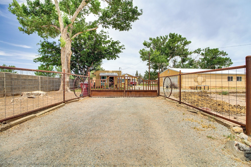 4 Mi to Rio Grande: Bosque Farms Home w/ Patio!