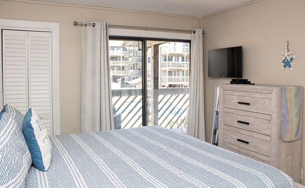 Shipwatch D104 2 Bedroom Condo