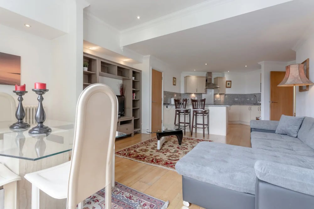 Large & Central 2BD Flat - Tower Hill