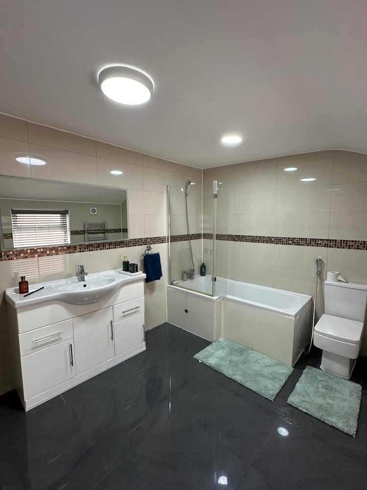 Cozy Manchester House - Stay With Host Onsite