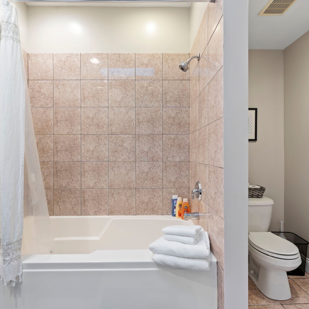 Spacious Luxury Retreat 8 Bed Oasis With 6 Baths