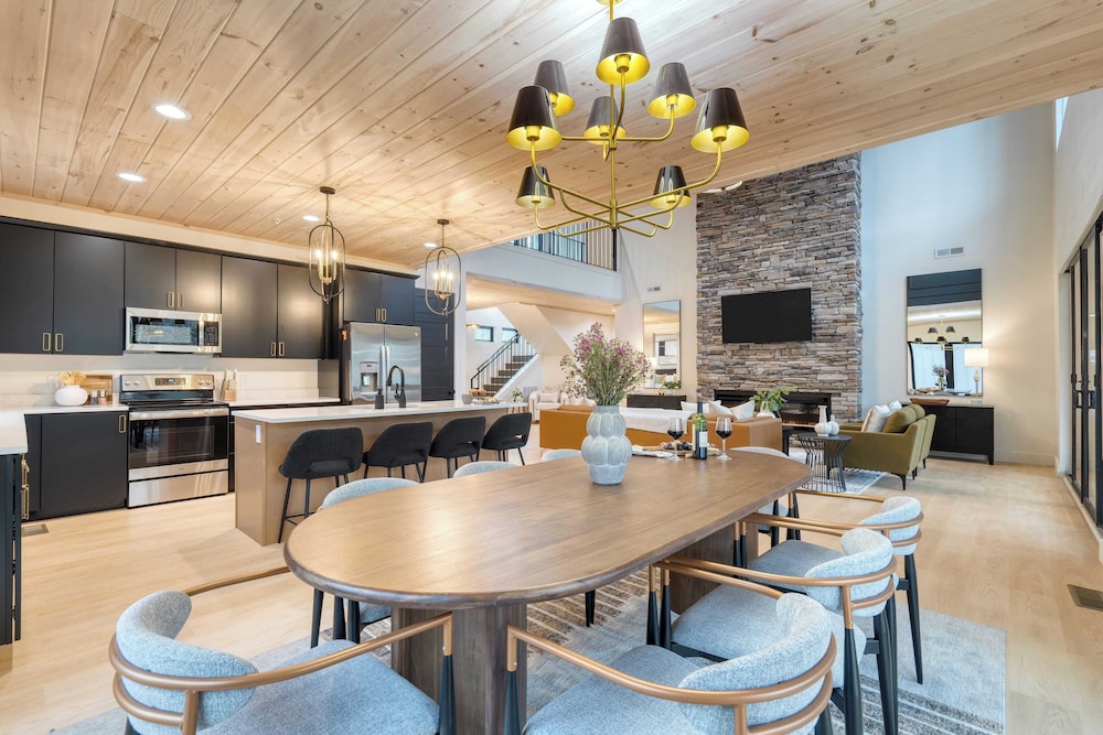Kings Crown by Avantstay Indoor Pool, Hot Tub, Firepit, Theater All-season Retreat