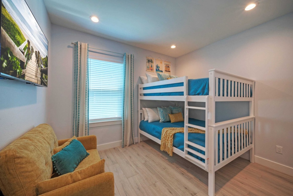 Deja Blue Coastal Retreat w/ Pool, Firepit, BBQ & Outdoor TV Lounge