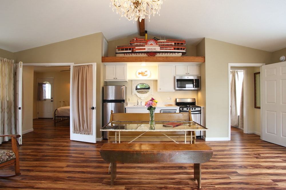 Eureka Springs Vacations - Tower House Inn - Property Image 6