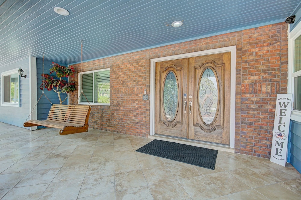 Spacious 4 3 Retreat- Heated Pool-playroom