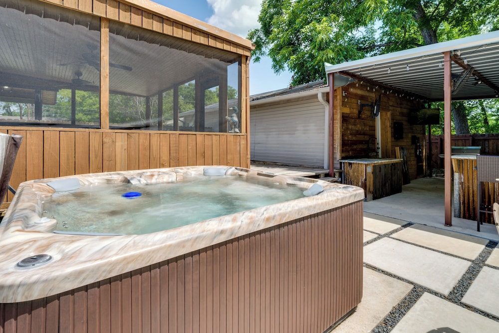 Hot Tub + Outdoor Kitchen: Stylish Home in Bryan