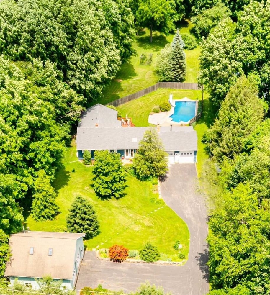 HV Spacious Retreat Sleeps 13 w Hot Tub