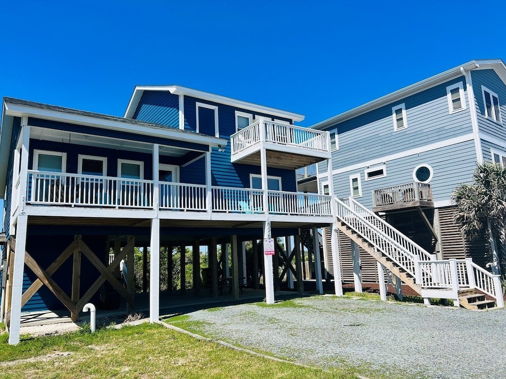 Just Breeze 'n 4 Bedroom Home by RedAwning
