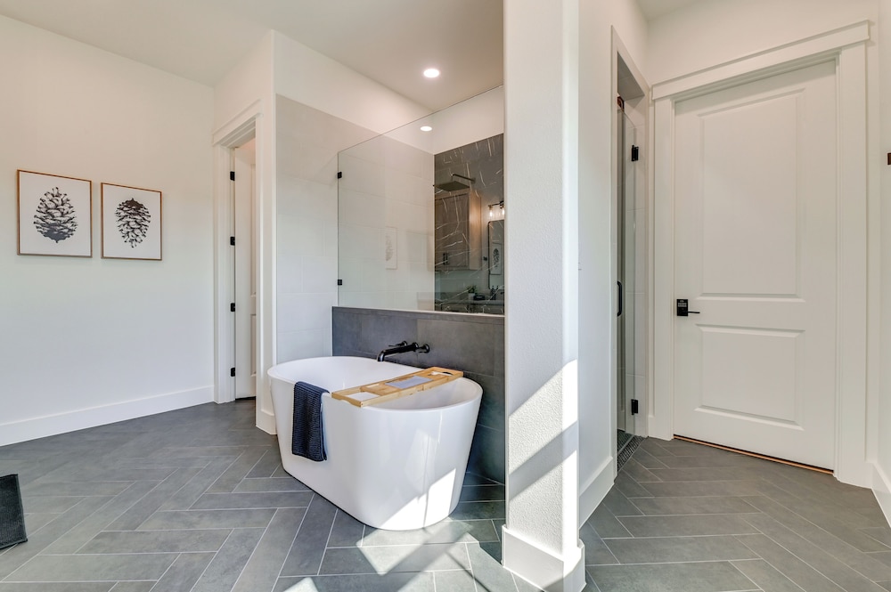 Rural Home w/ Hot Tub < 7 Mi to Winery & Golfing