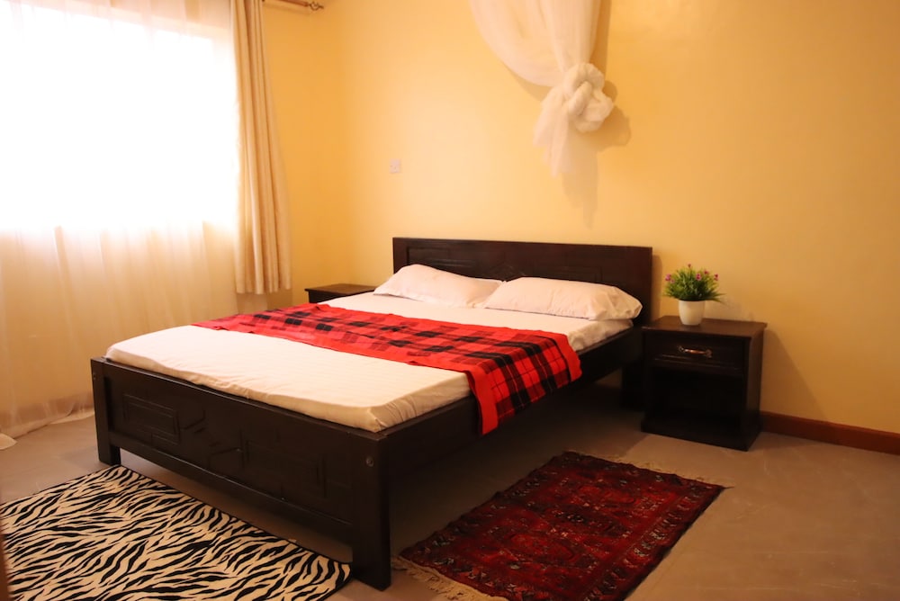 Lux Suites Ebony Mara House view 3